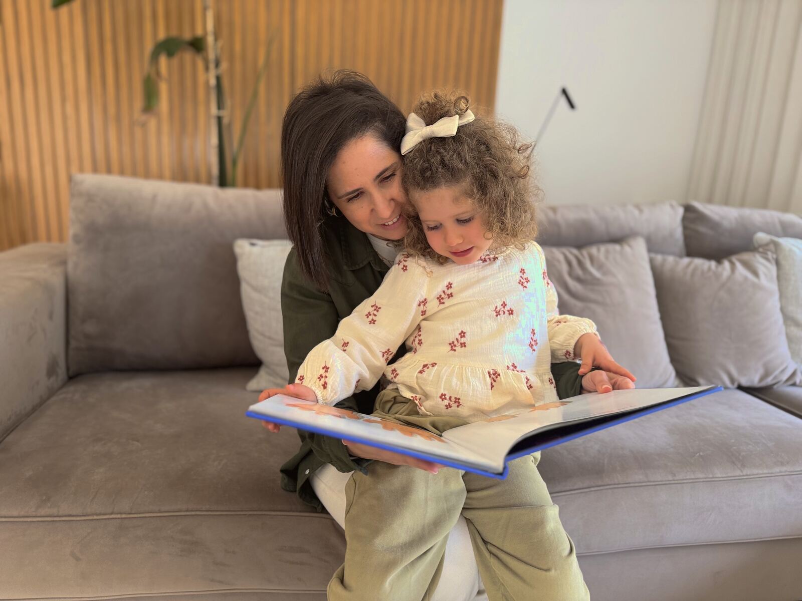 Mãe e filha a ler um livro no Desenvolver+